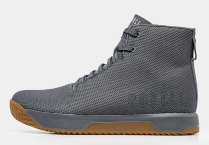 NOBULL HOMBRE TRAINER + DARK GREY GUM HIGH TOP